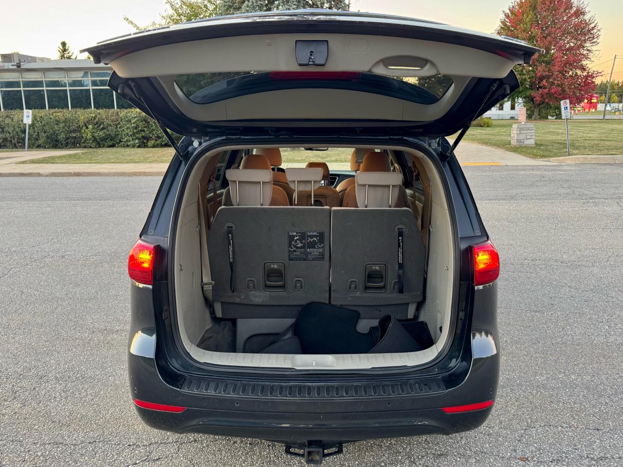 2017 Kia Sedona LX + 8 Seats - Photo #23