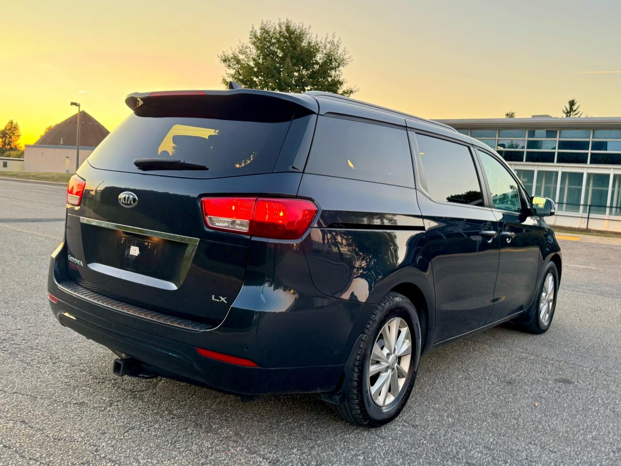 2017 Kia Sedona LX + 8 Seats - Photo #6