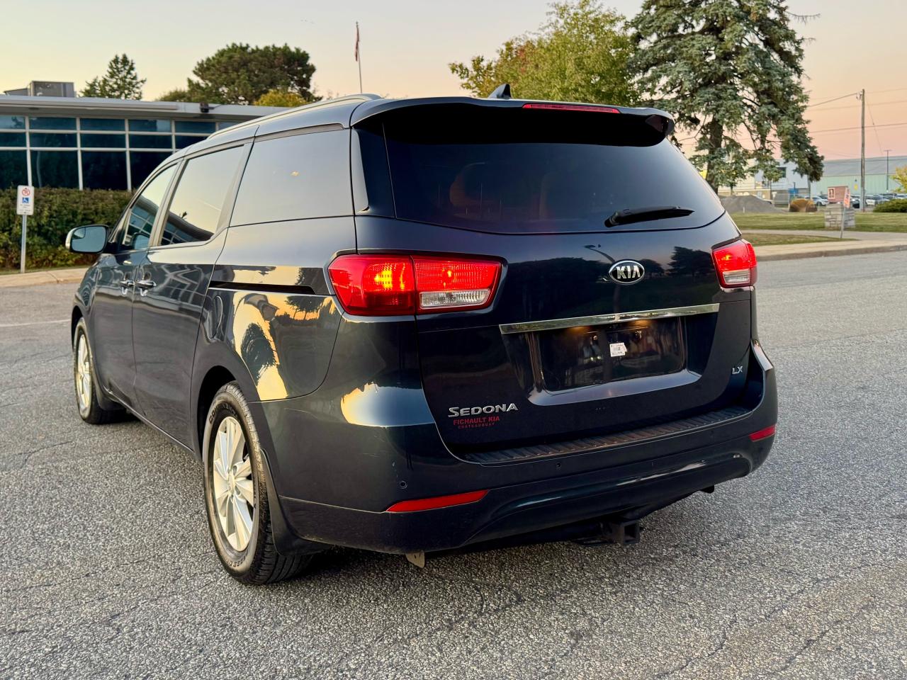 2017 Kia Sedona LX + 8 Seats - Photo #10