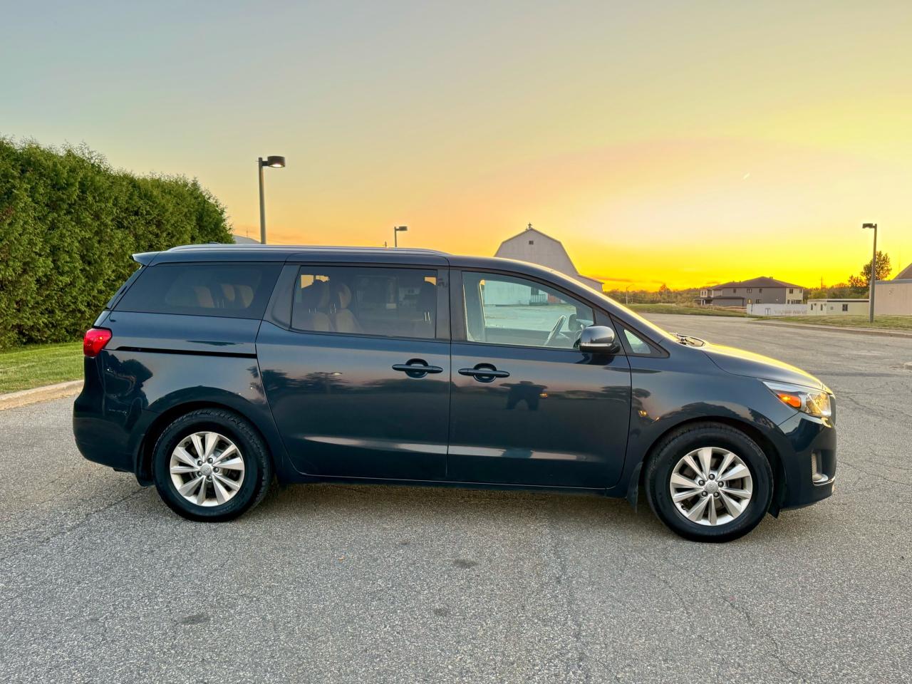 2017 Kia Sedona LX + 8 Seats - Photo #9