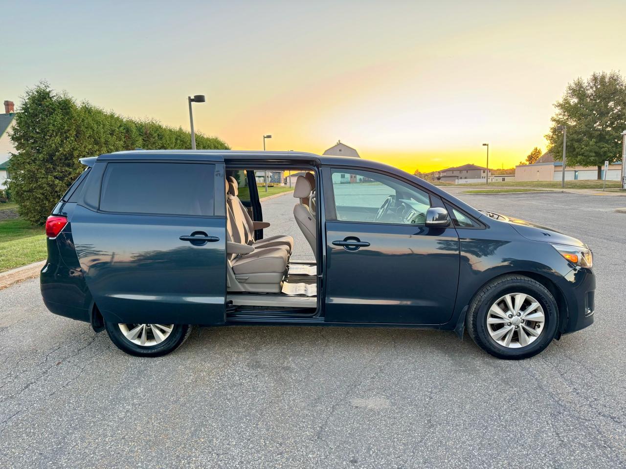 2017 Kia Sedona LX + 8 Seats - Photo #7