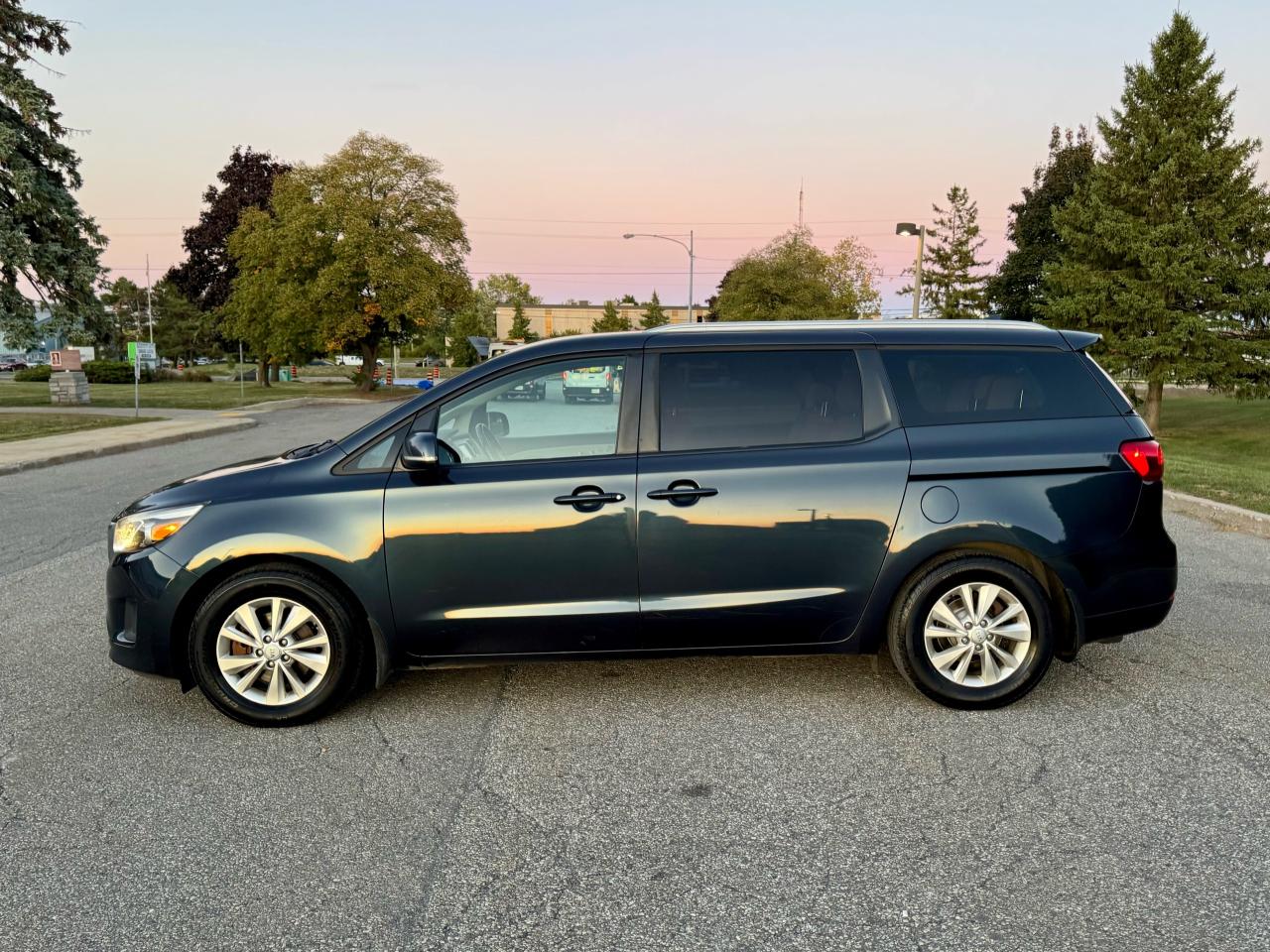 2017 Kia Sedona LX + 8 Seats - Photo #4