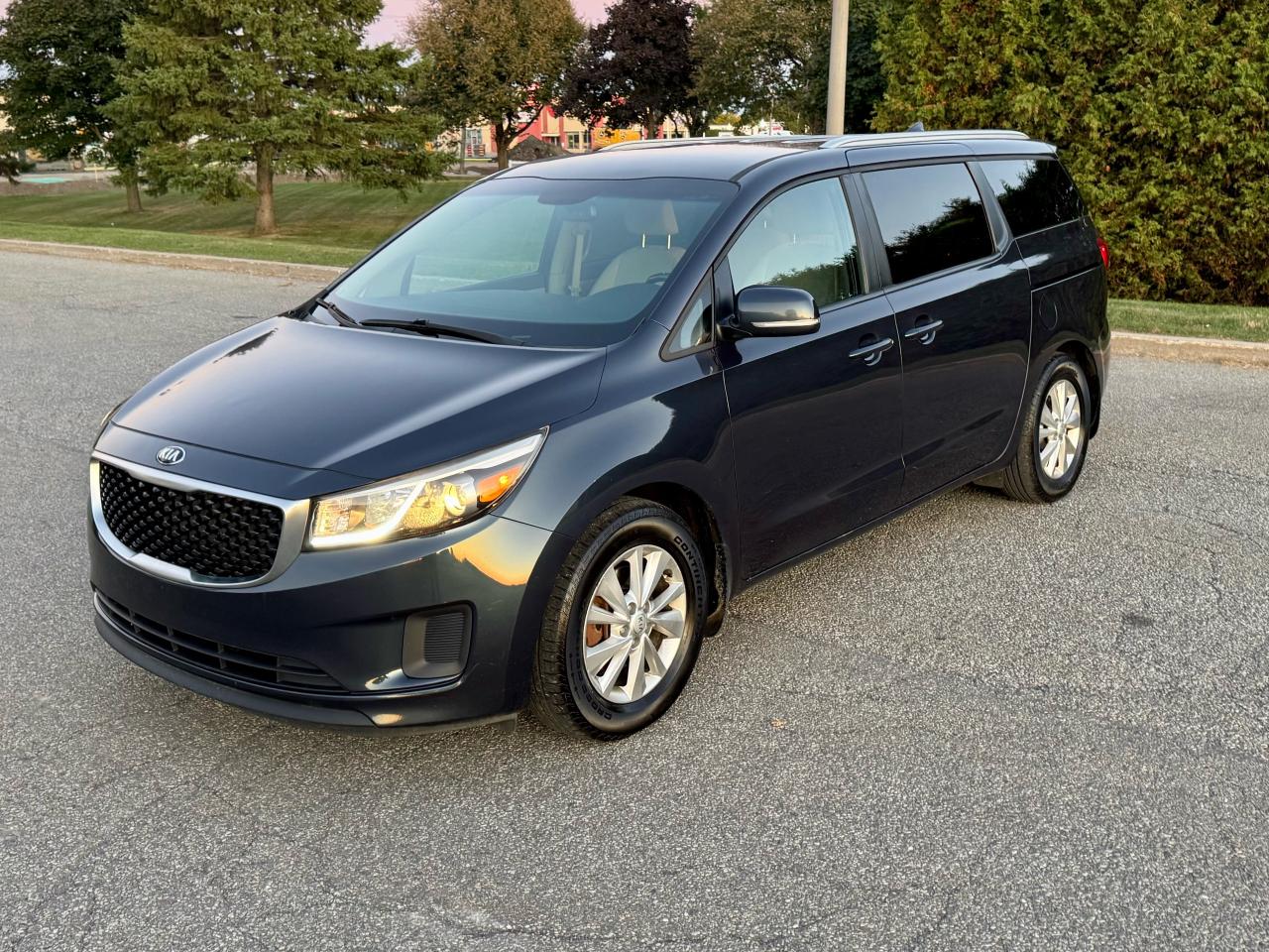2017 Kia Sedona LX + 8 Seats - Photo #18