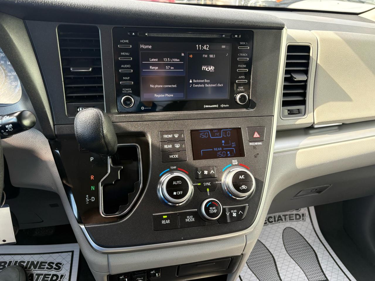 2020 Toyota Sienna LE - Photo #14