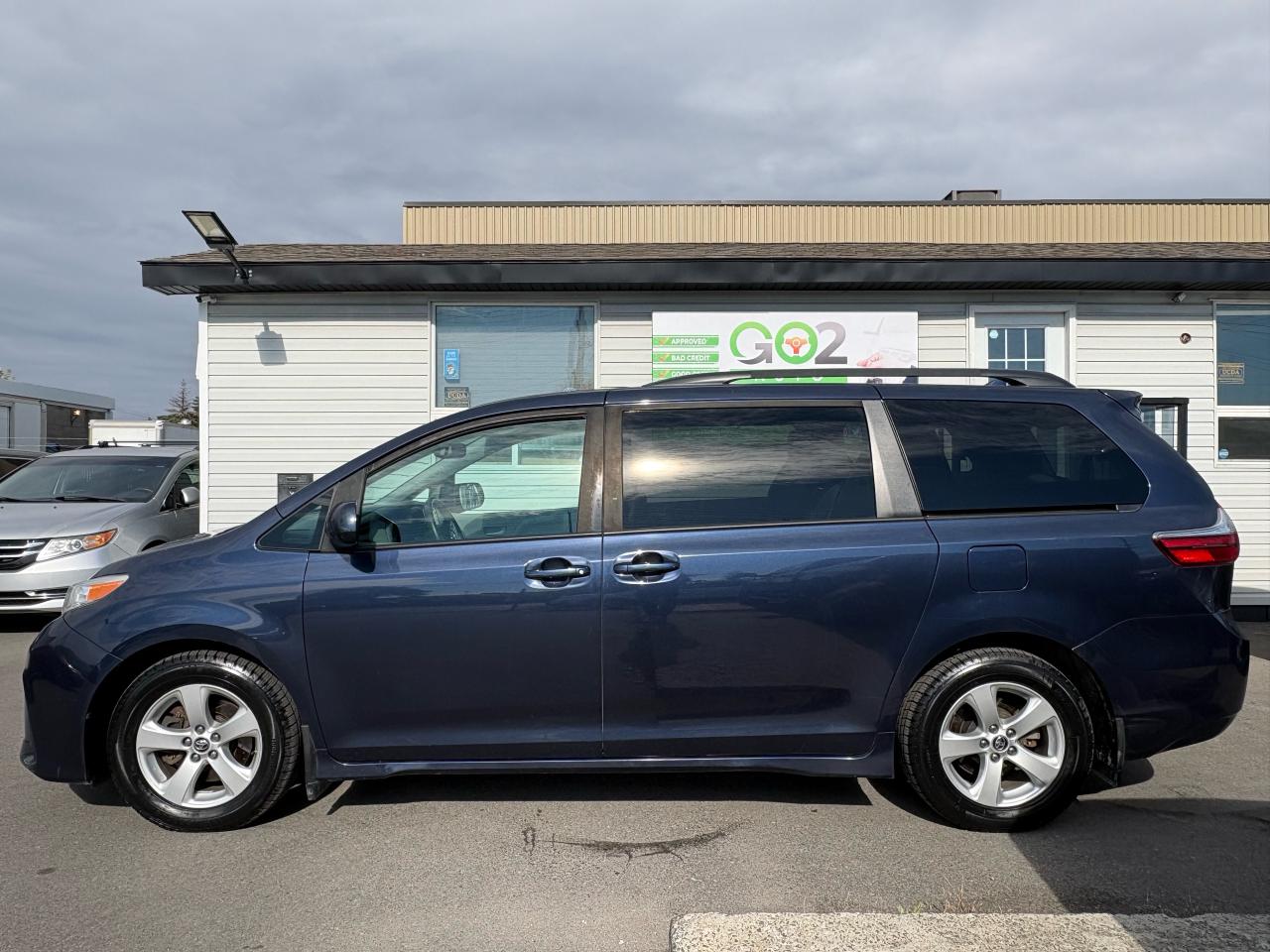 2020 Toyota Sienna LE - Photo #8
