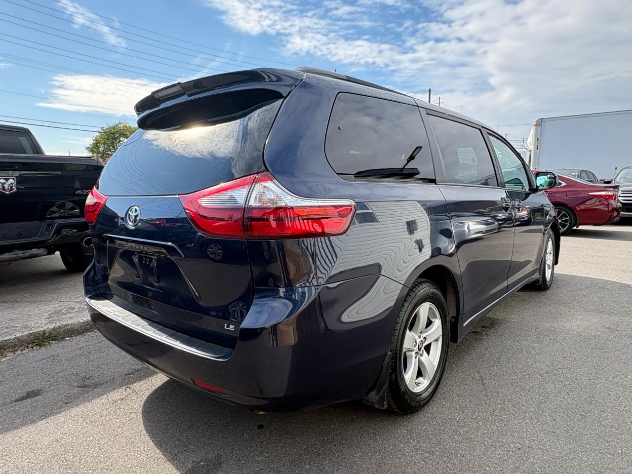 2020 Toyota Sienna LE - Photo #5