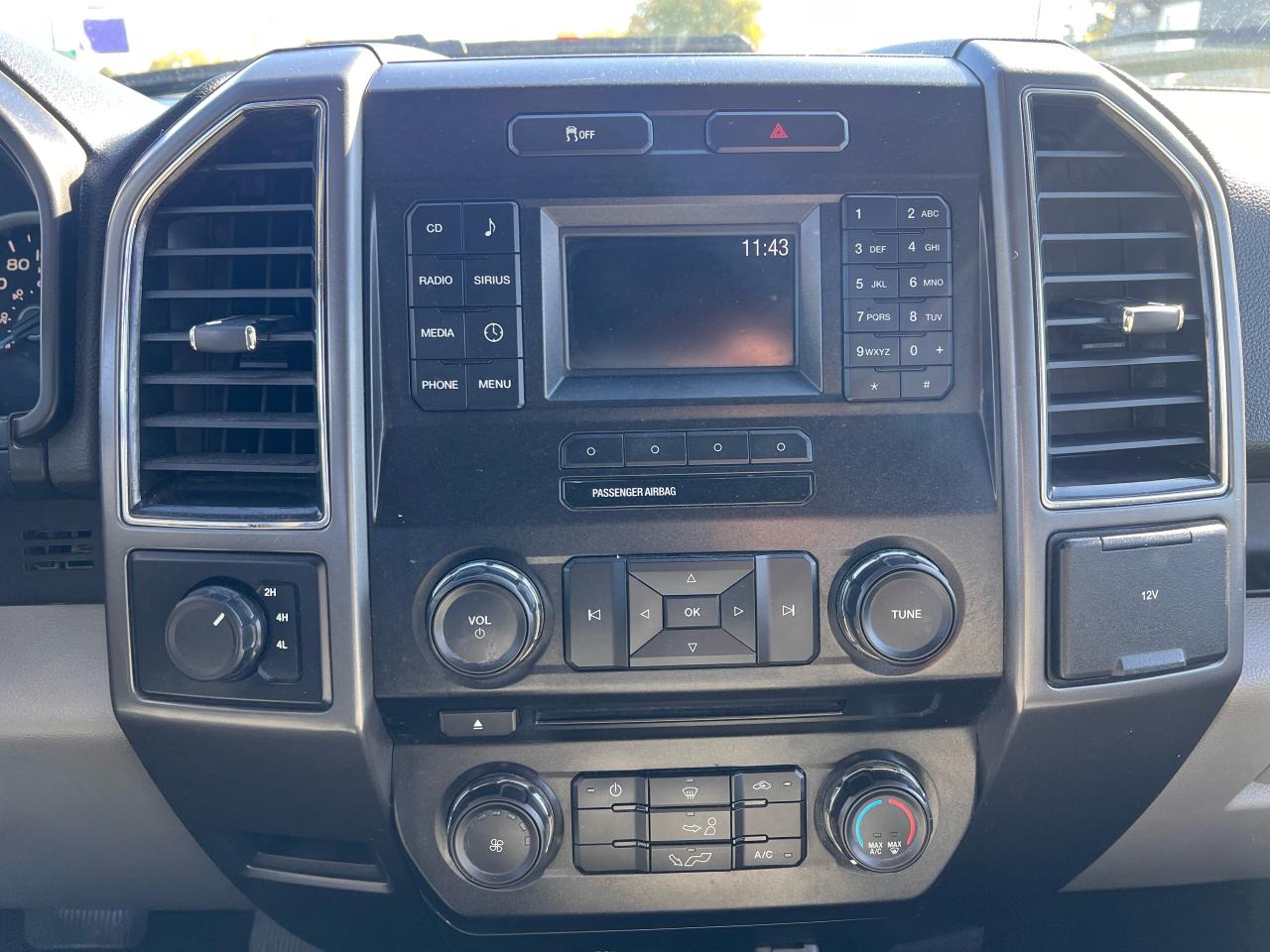 2017 Ford F-150 4WD SuperCrew 145" XLT 3.5L Photo19