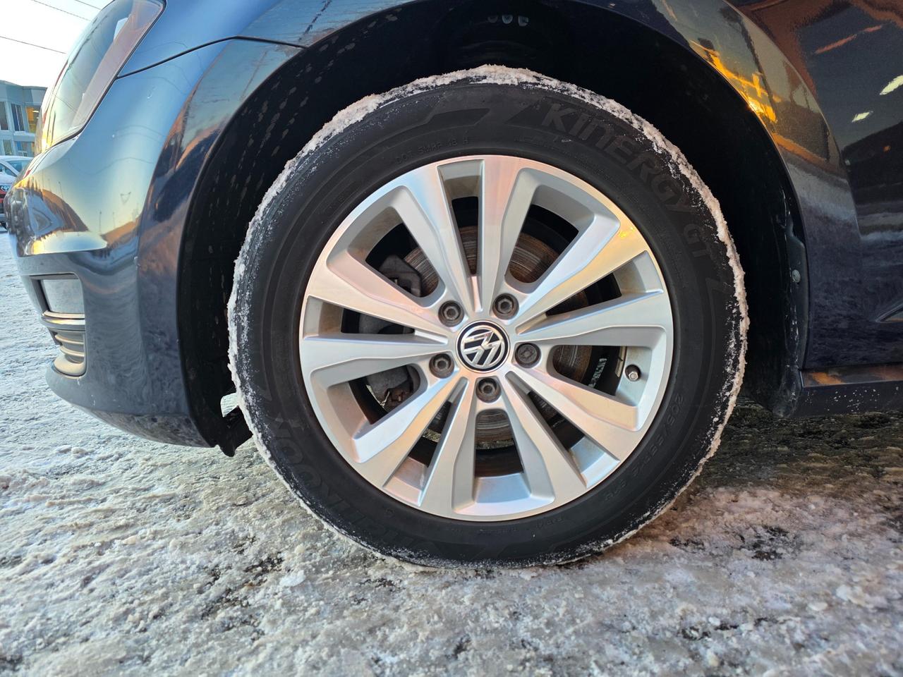 2017 Volkswagen Golf 1.8 TSI Comfortline Leather | Sunroof |BSM | Backup Camera |  Apple Car Play | Android Auto Photo