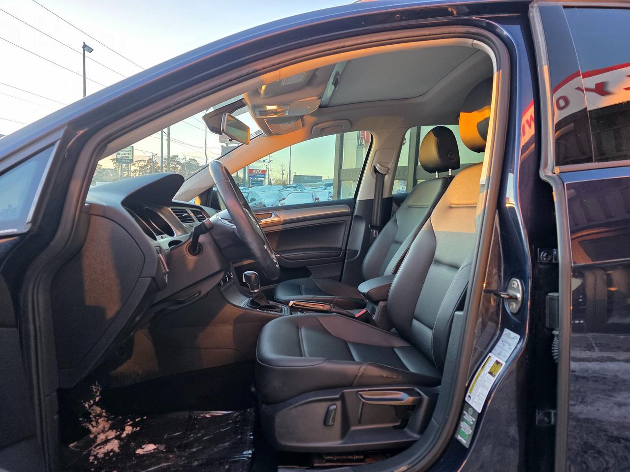 2017 Volkswagen Golf 1.8 TSI Comfortline Leather | Sunroof |BSM | Backup Camera |  Apple Car Play | Android Auto Photo