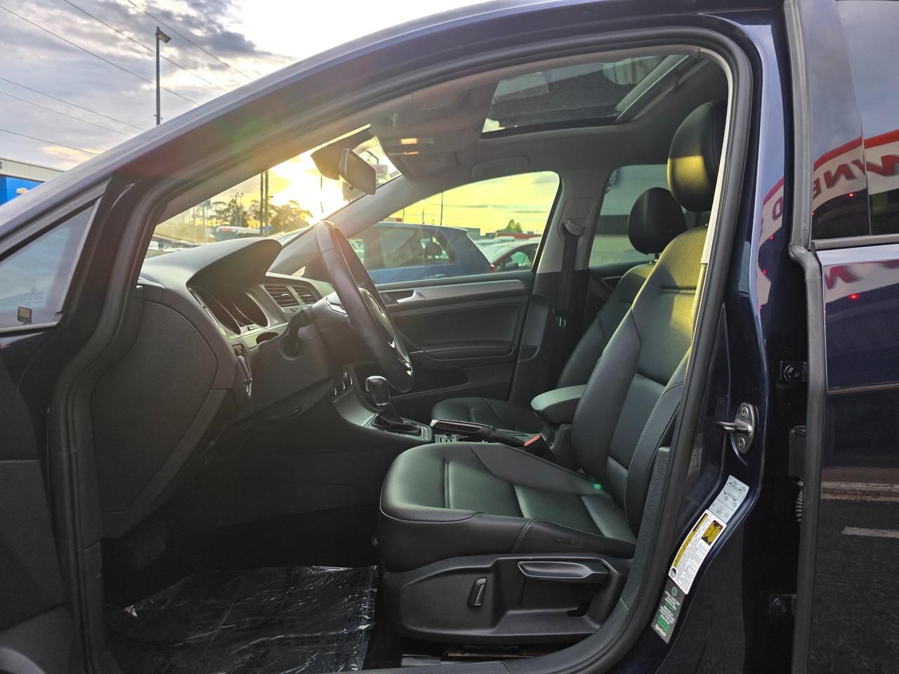 2017 Volkswagen Golf 1.8 TSI Comfortline Leather | Sunroof |BSM | Backup Camera |  Apple Car Play | Android Auto Photo