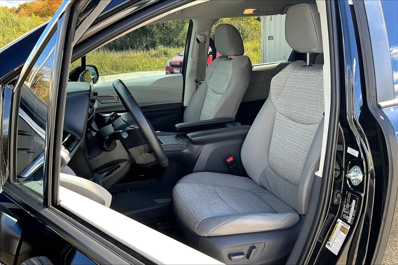 2021 Toyota Sienna LE 8-Passenger Photo
