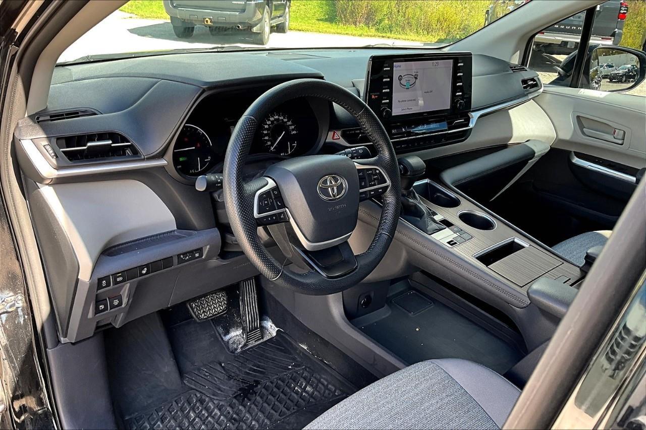 2021 Toyota Sienna LE 8-Passenger Photo3