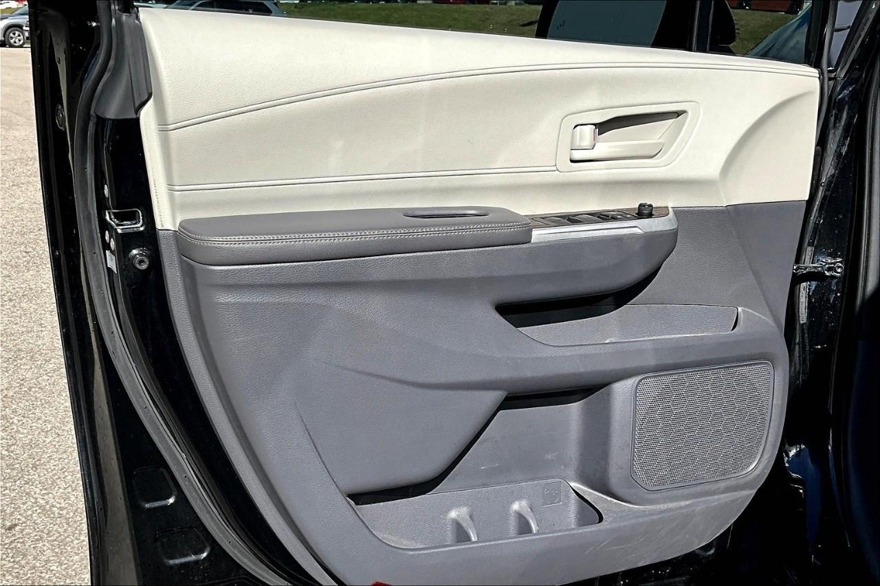 2021 Toyota Sienna LE 8-Passenger Photo