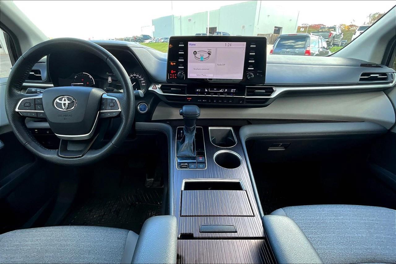 2021 Toyota Sienna LE 8-Passenger Photo