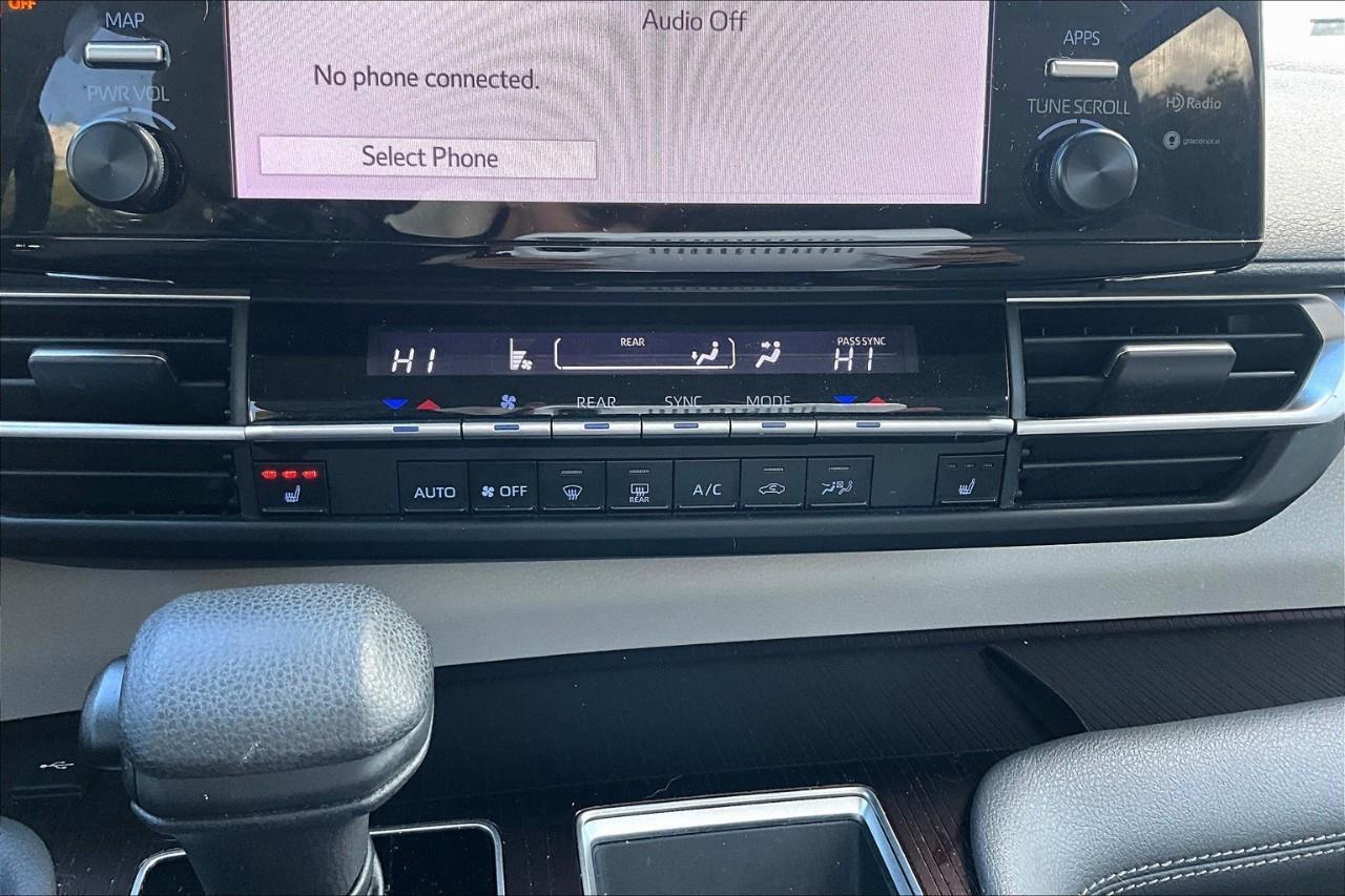 2021 Toyota Sienna LE 8-Passenger Photo