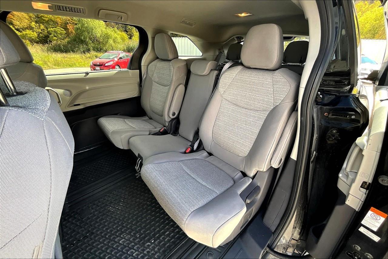2021 Toyota Sienna LE 8-Passenger Photo