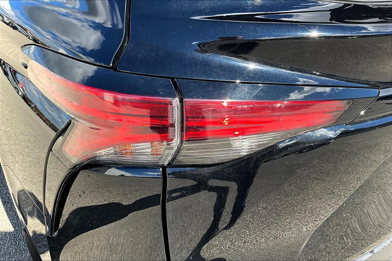 2021 Toyota Sienna LE 8-Passenger Photo