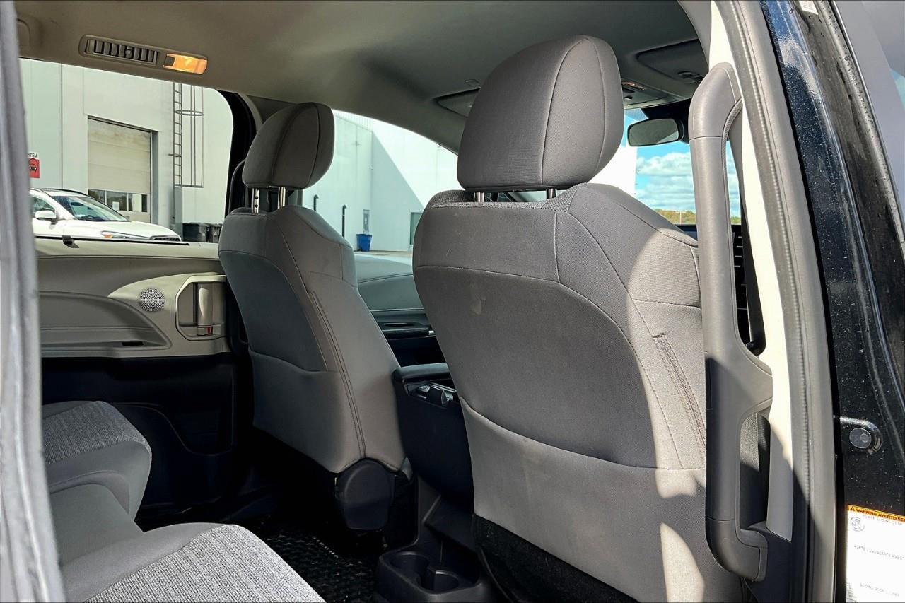 2021 Toyota Sienna LE 8-Passenger Photo