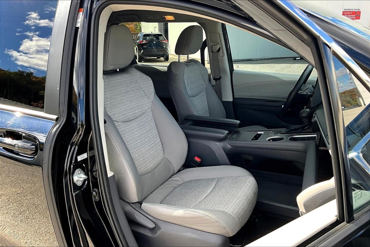 2021 Toyota Sienna LE 8-Passenger Photo