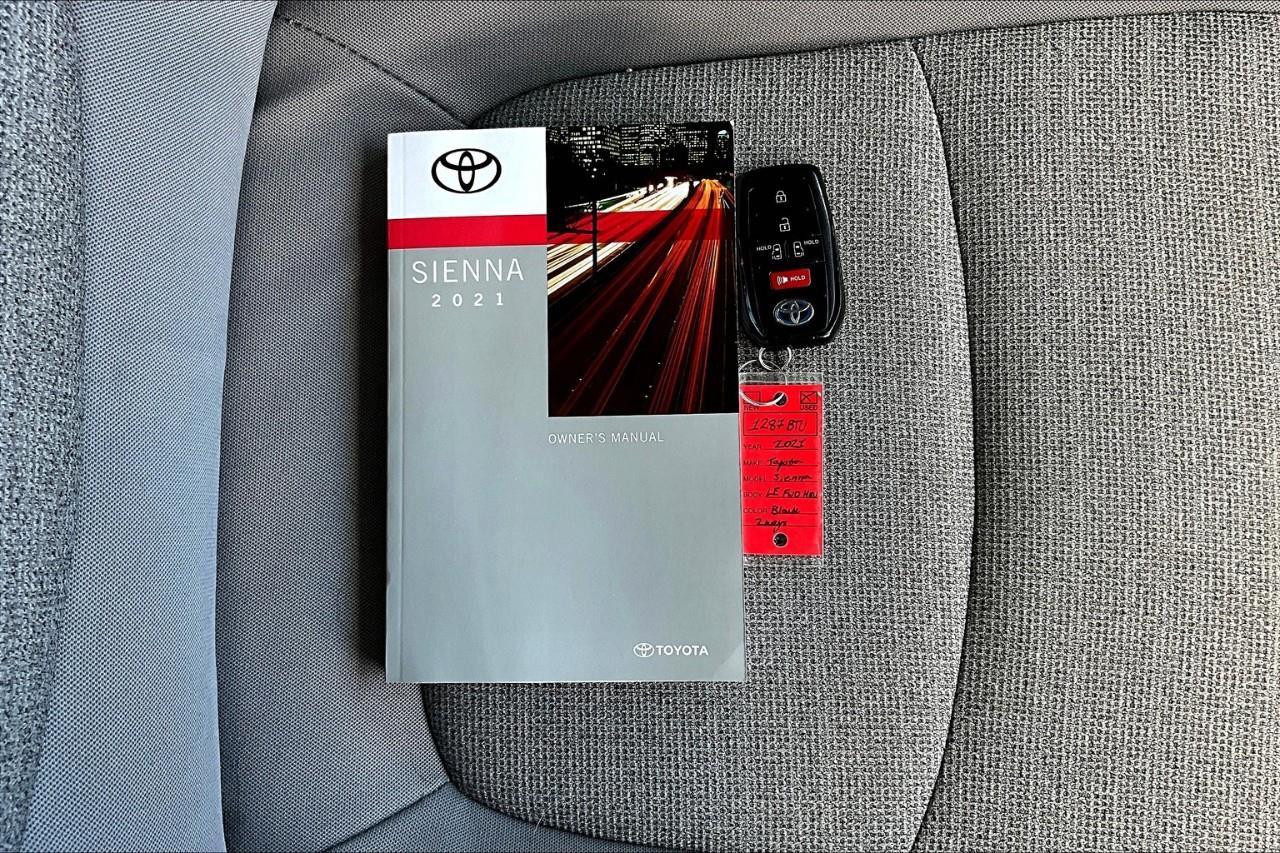2021 Toyota Sienna LE 8-Passenger Photo