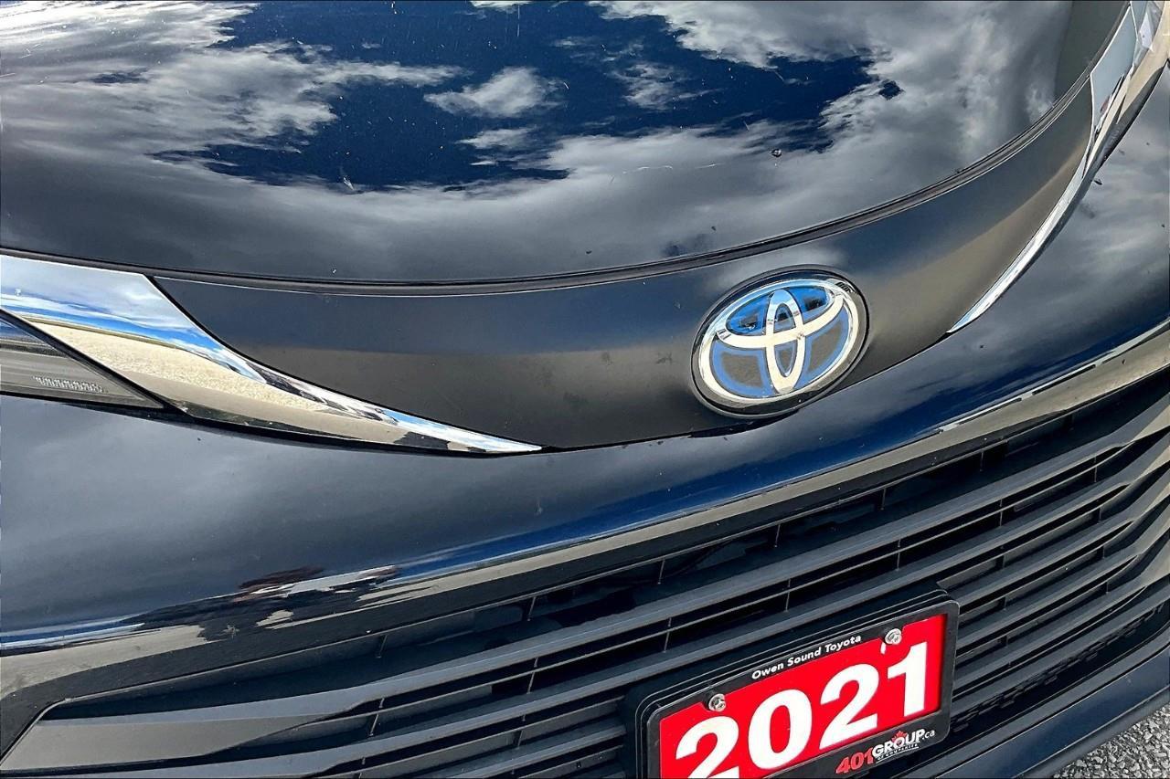 2021 Toyota Sienna LE 8-Passenger Photo
