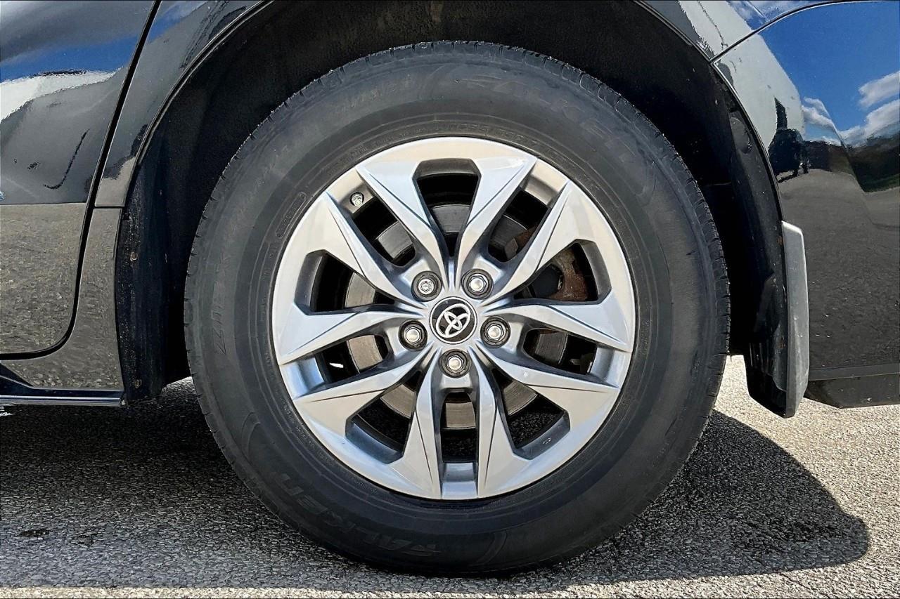 2021 Toyota Sienna LE 8-Passenger Photo