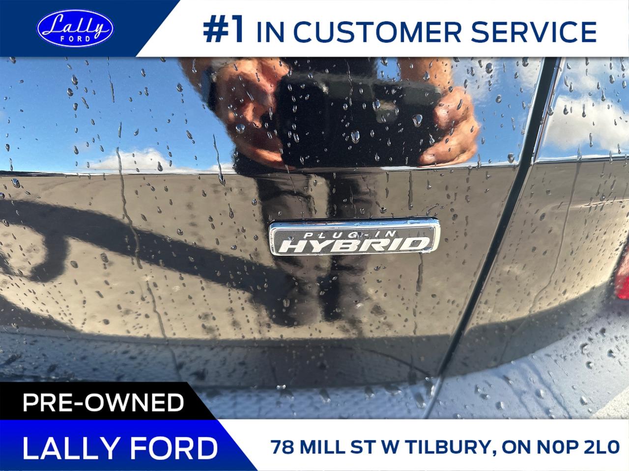 2025 Ford Escape PHEV One Owner, Only 7,640 kms, Mint! Photo
