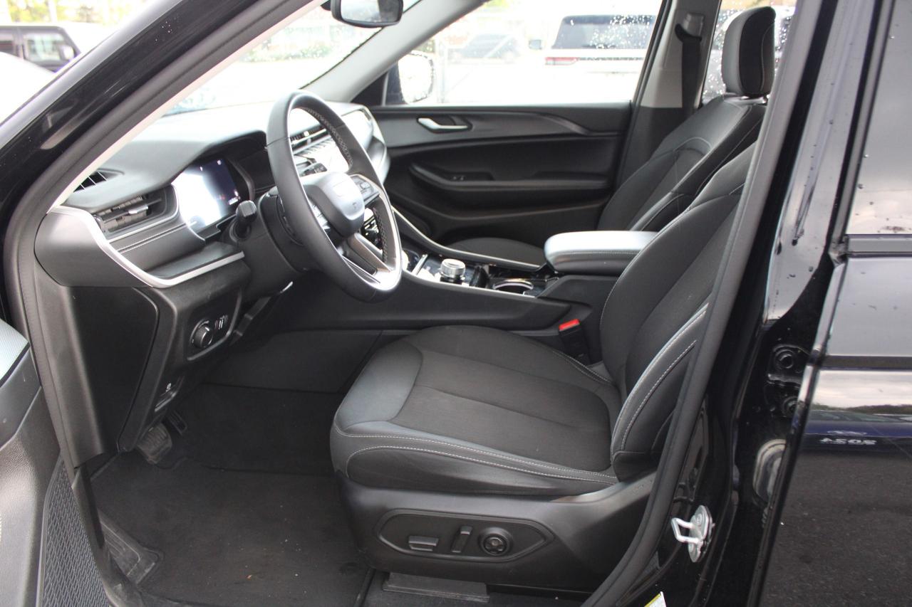 2023 Jeep Grand Cherokee Laredo - Photo #9