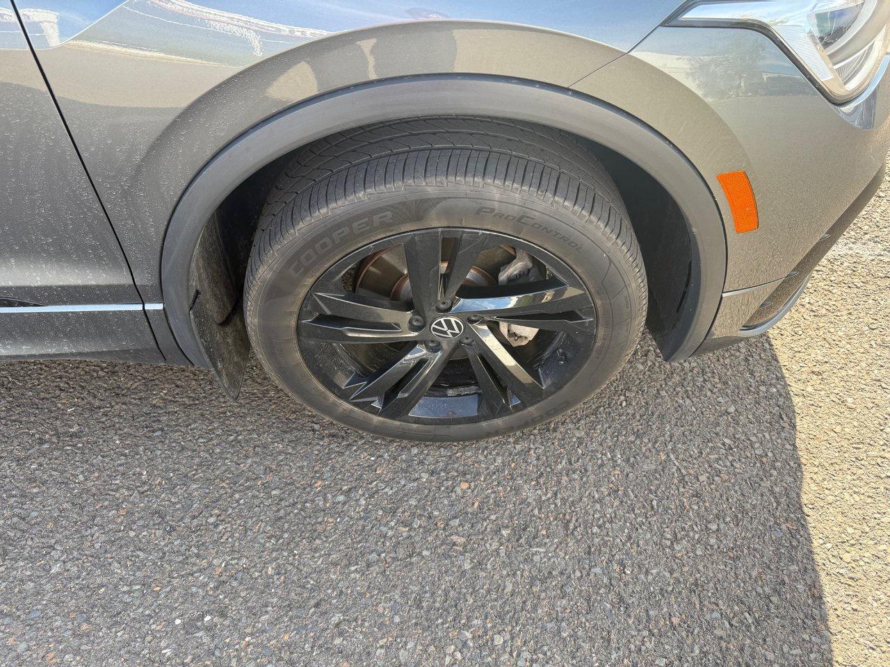 2023 Volkswagen Tiguan Comfortline R-Line Black Edition Photo3