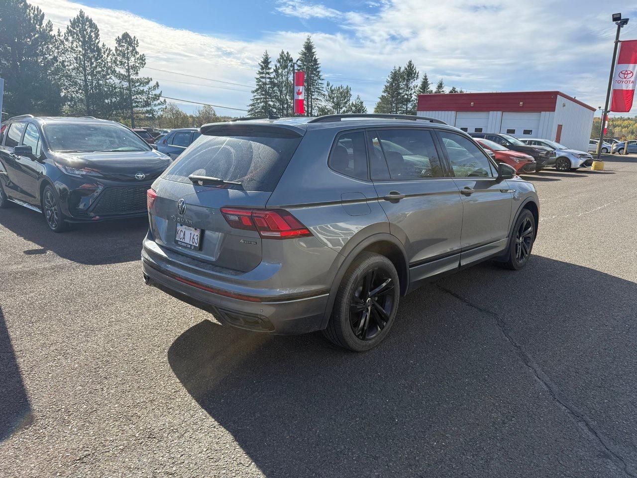 2023 Volkswagen Tiguan Comfortline R-Line Black Edition Photo4