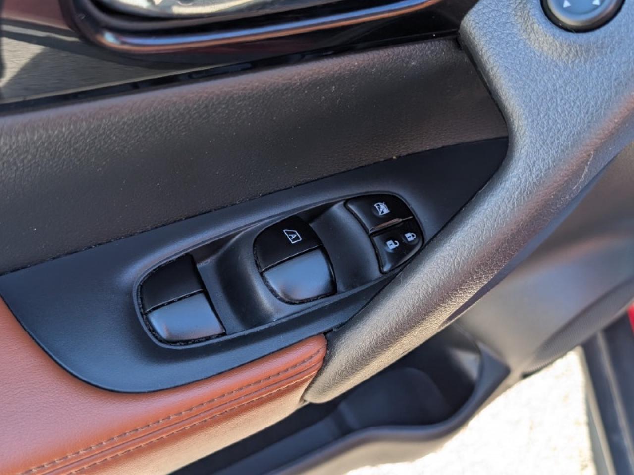 2017 Nissan Rogue SL Platinum  **LOW MILEAGE** Photo