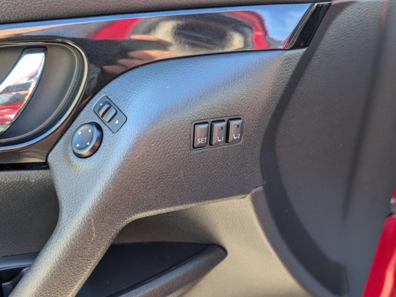 2017 Nissan Rogue SL Platinum  **LOW MILEAGE** Photo