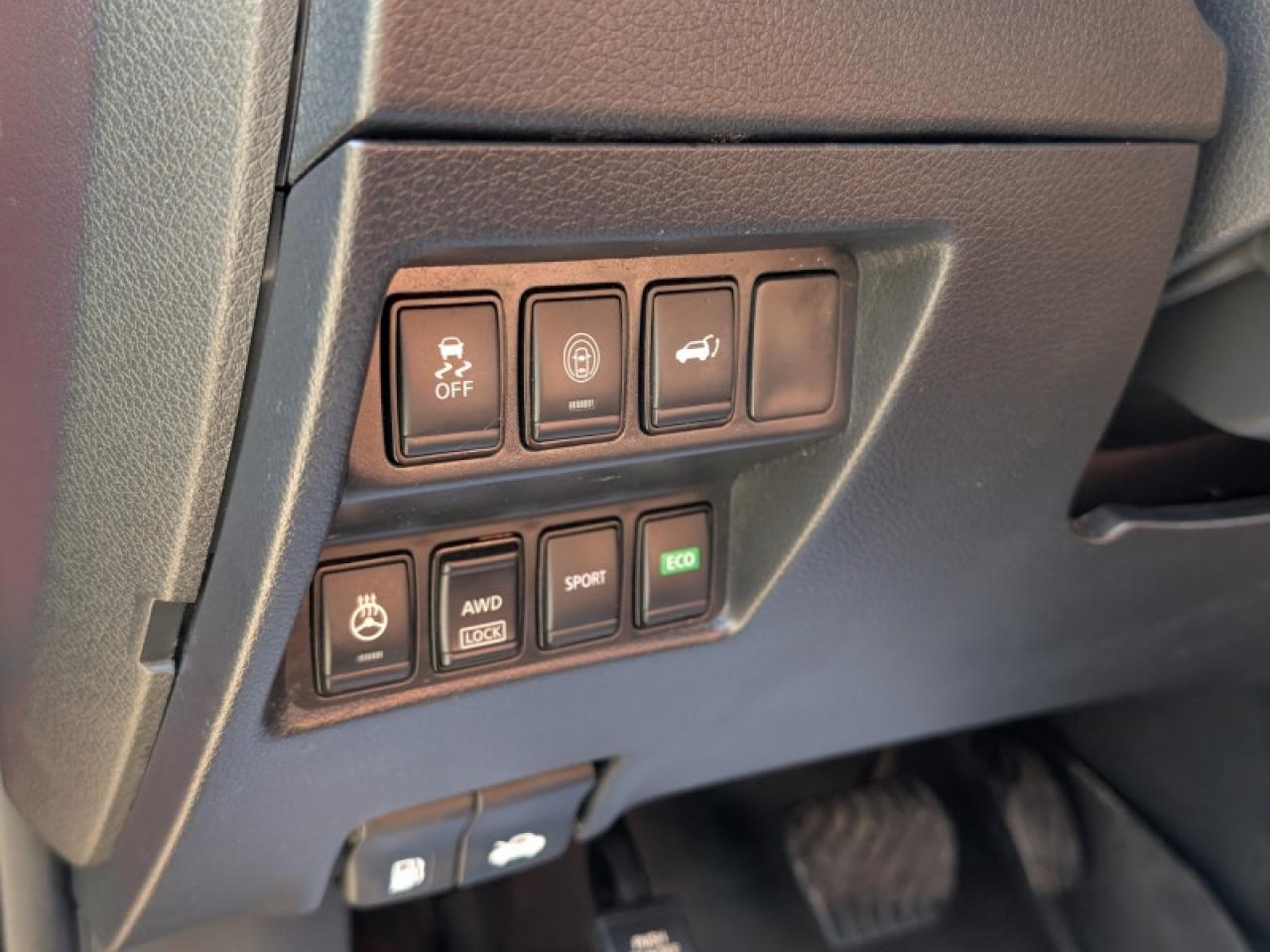 2017 Nissan Rogue SL Platinum  **LOW MILEAGE** Photo