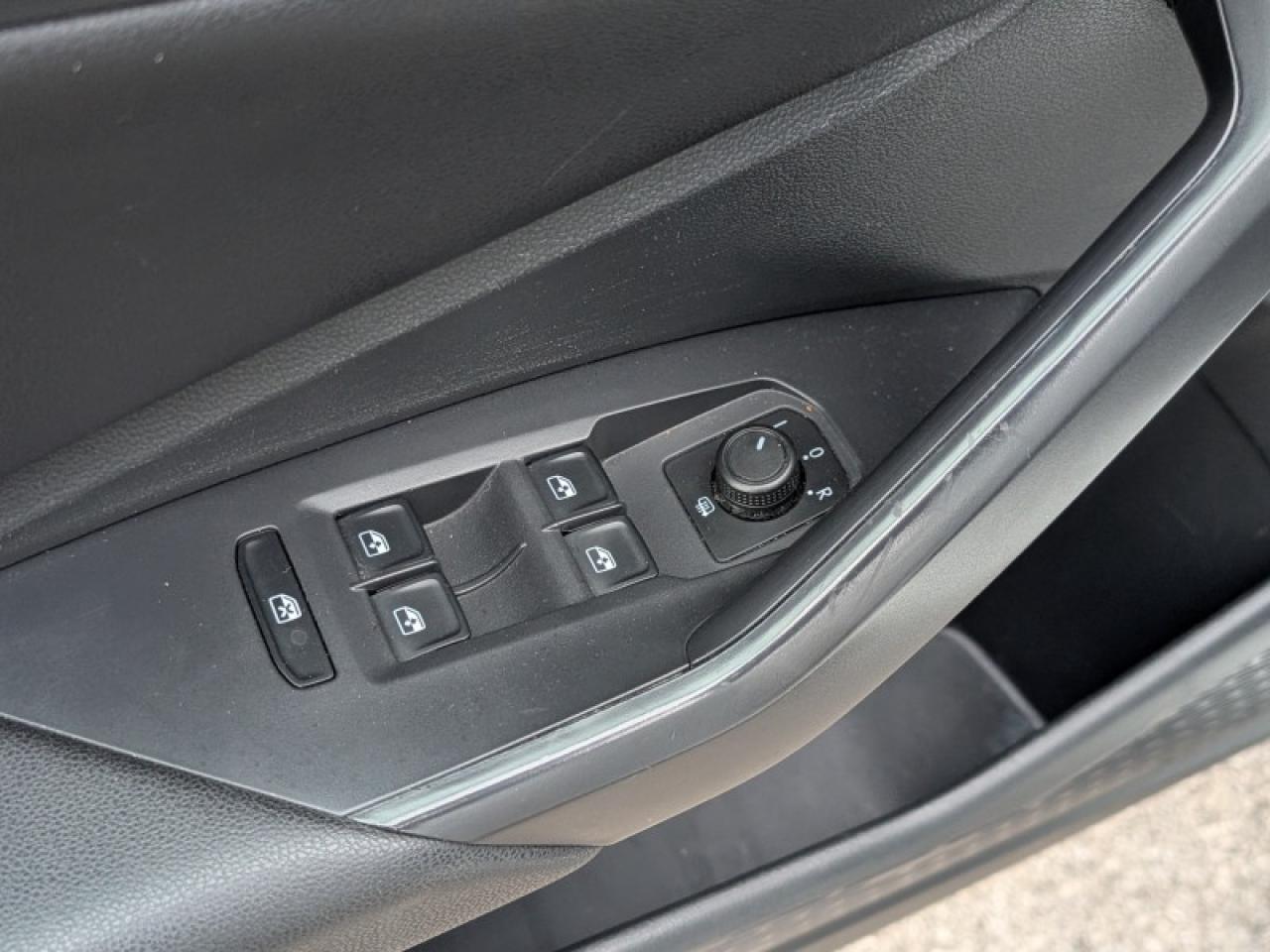 2019 Volkswagen Jetta Comfortline  **LOW MILEAGE - MANUAL** Photo