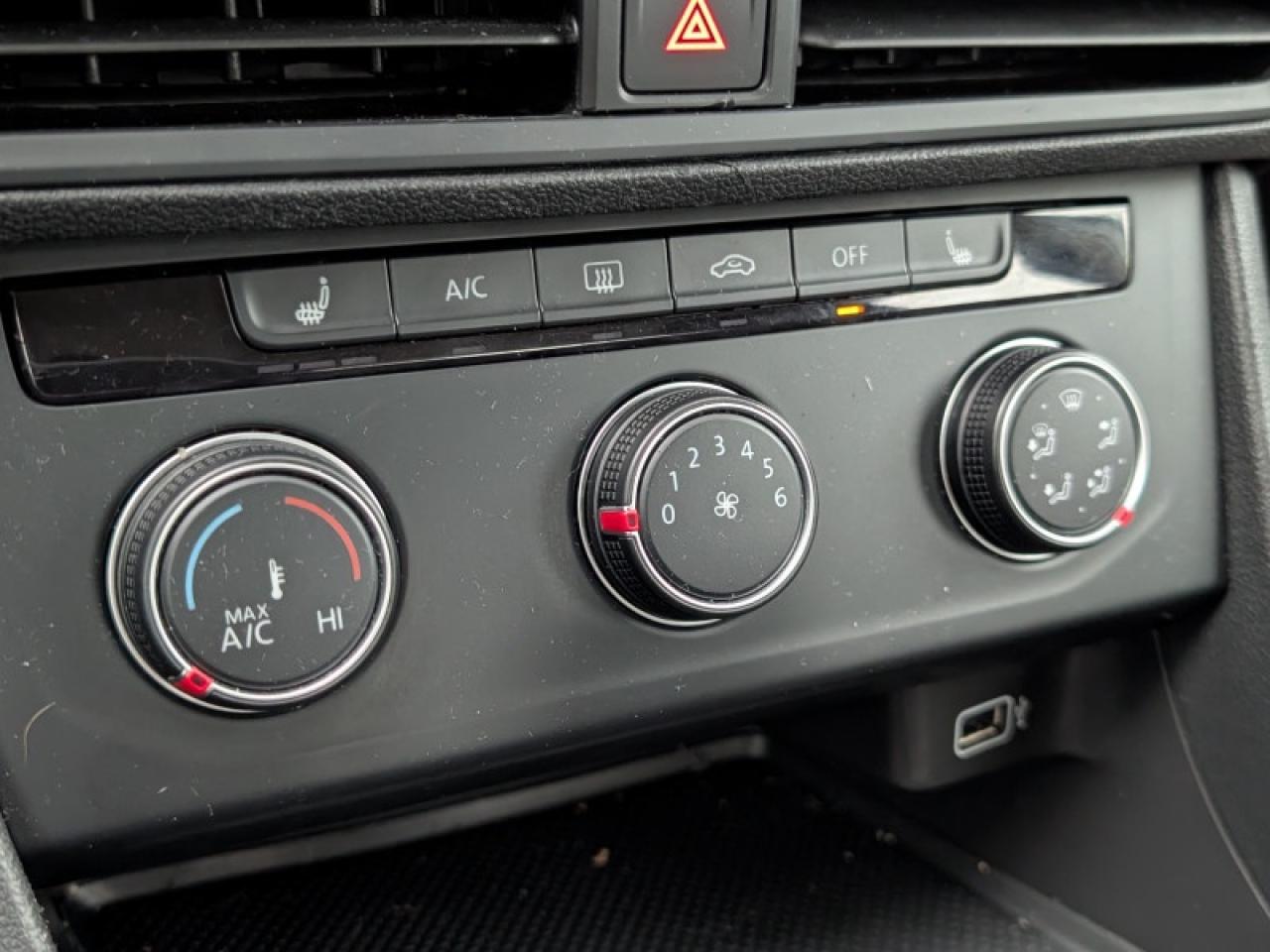 2019 Volkswagen Jetta Comfortline  **LOW MILEAGE - MANUAL** Photo