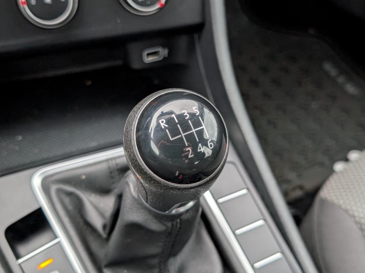 2019 Volkswagen Jetta Comfortline  **LOW MILEAGE - MANUAL** Photo