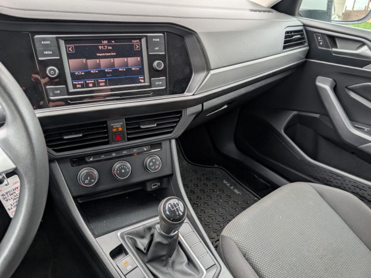 2019 Volkswagen Jetta Comfortline  **LOW MILEAGE - MANUAL** Photo