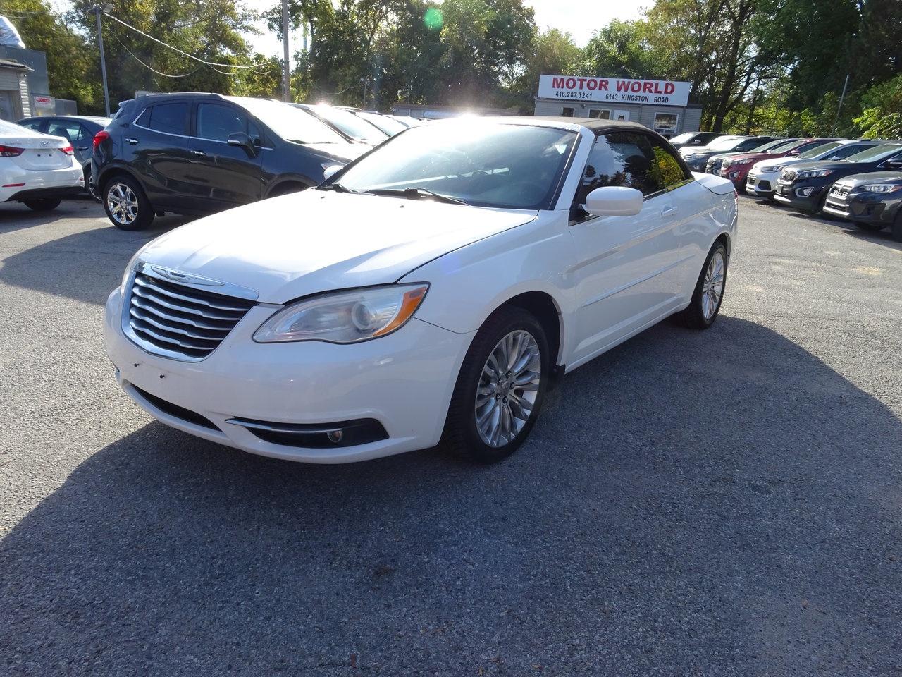 2013 Chrysler 200 Touring - Photo #4