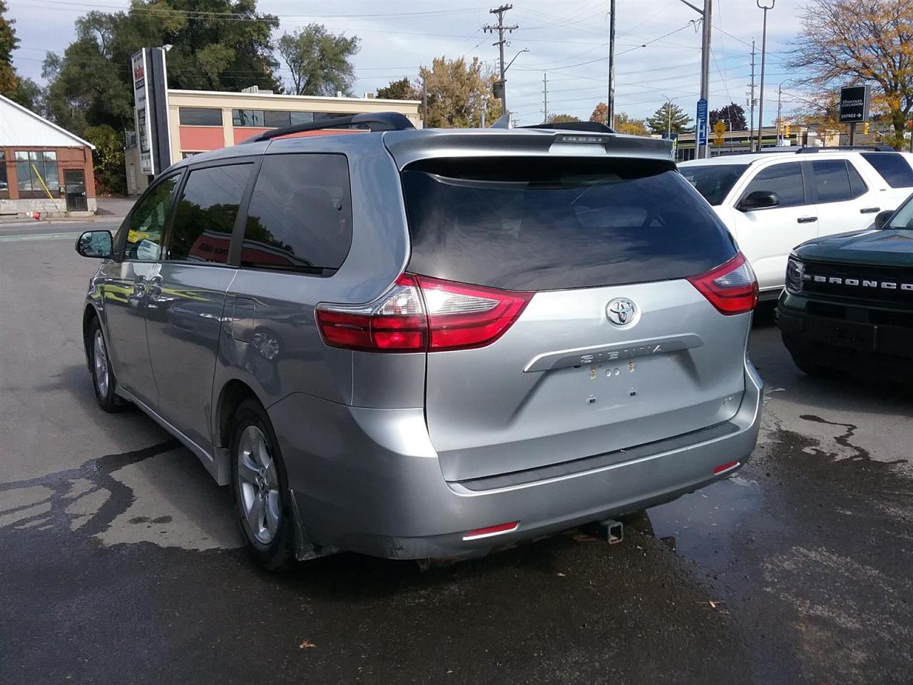 2020 Toyota Sienna LE 8-Passenger Photo4