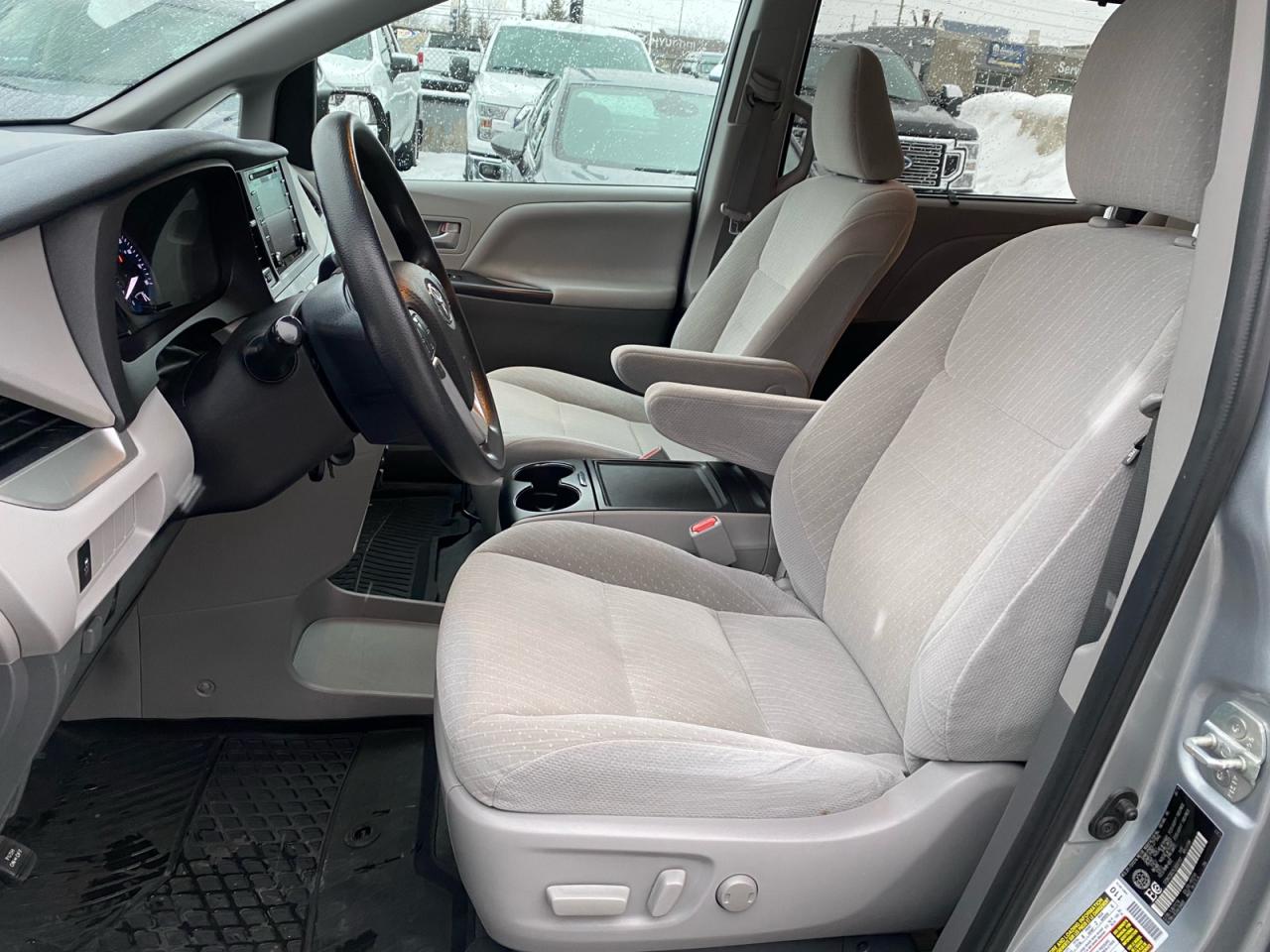 2020 Toyota Sienna LE 8-Passenger Photo