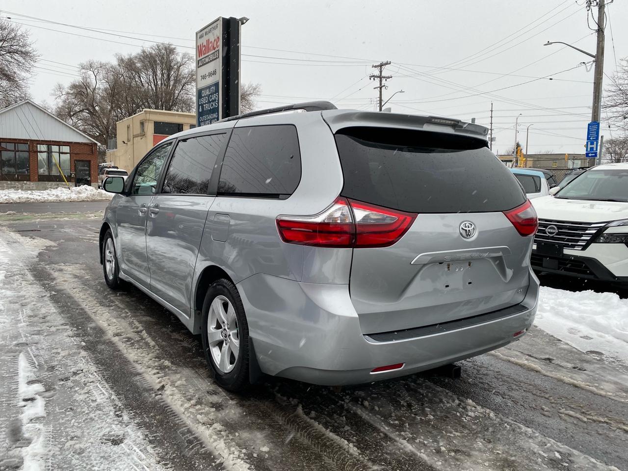 2020 Toyota Sienna LE 8-Passenger Photo3