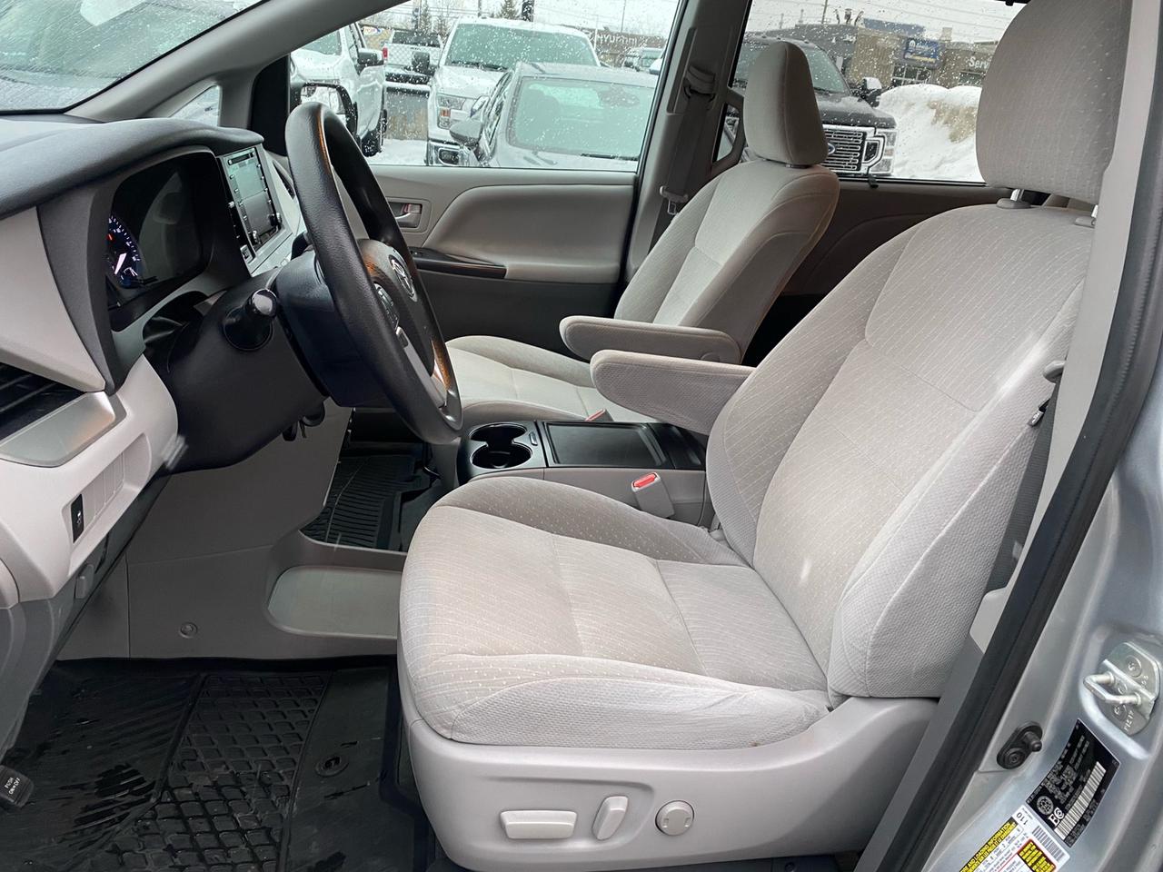 2020 Toyota Sienna LE 8-Passenger Photo