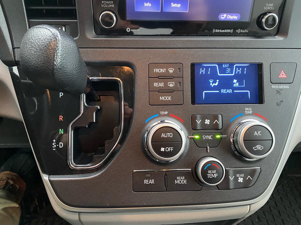 2020 Toyota Sienna LE 8-Passenger Photo