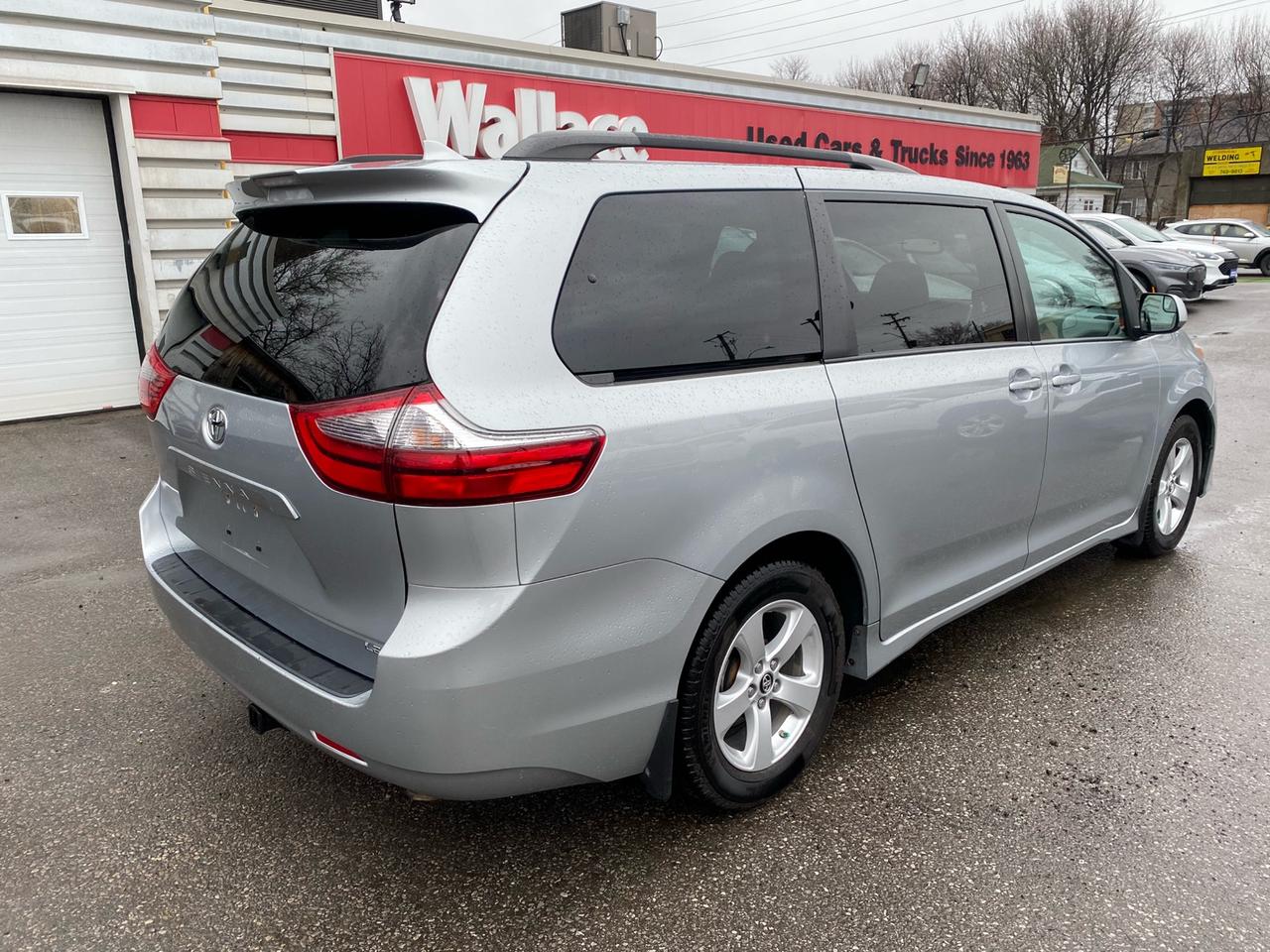 2020 Toyota Sienna LE 8-Passenger Photo