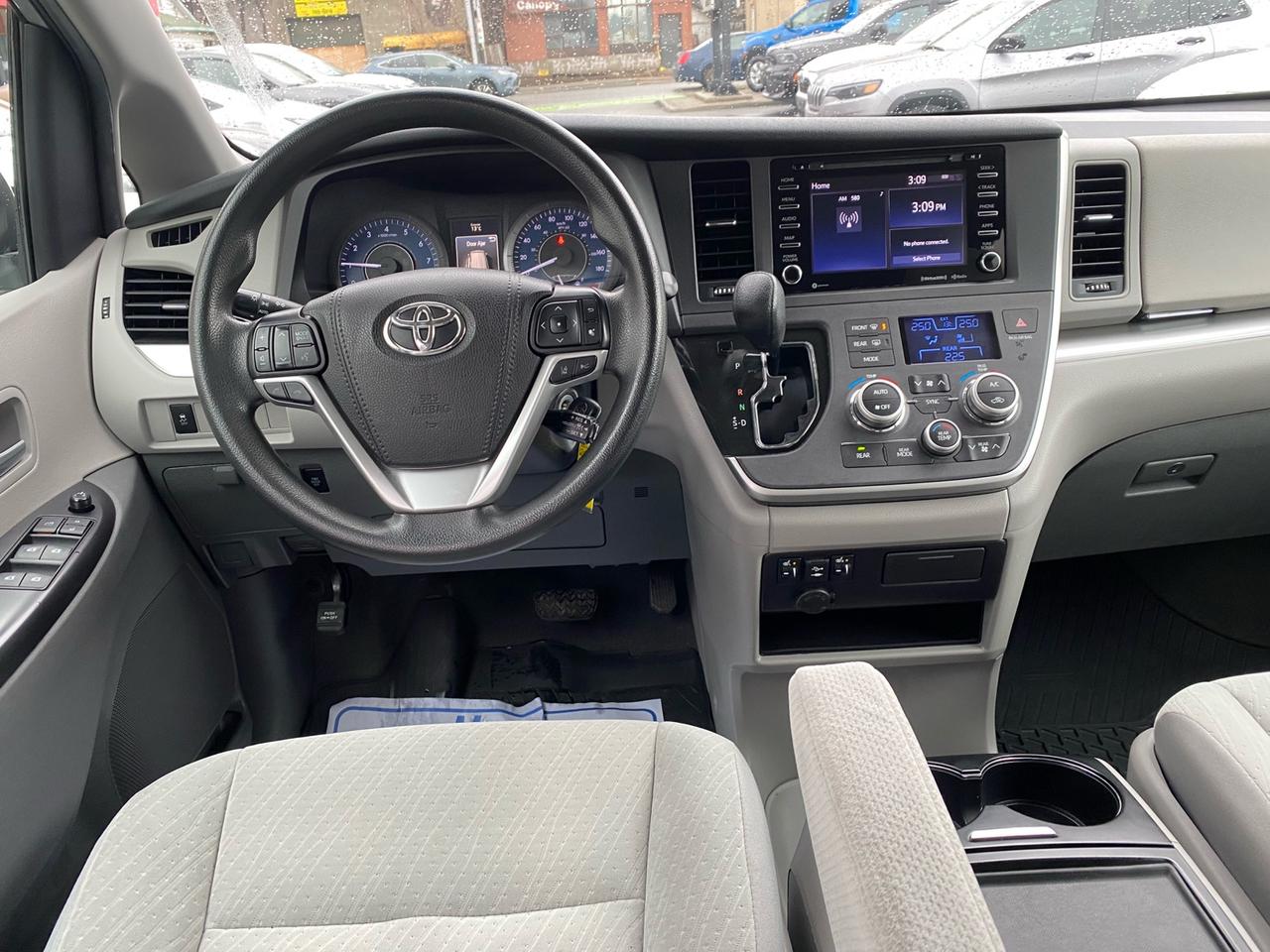 2020 Toyota Sienna LE 8-Passenger Photo
