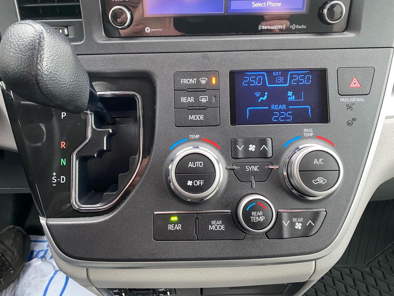 2020 Toyota Sienna LE 8-Passenger Photo