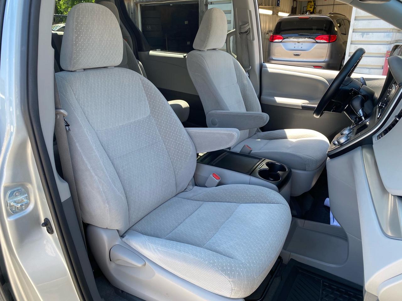 2020 Toyota Sienna LE 8-Passenger Photo