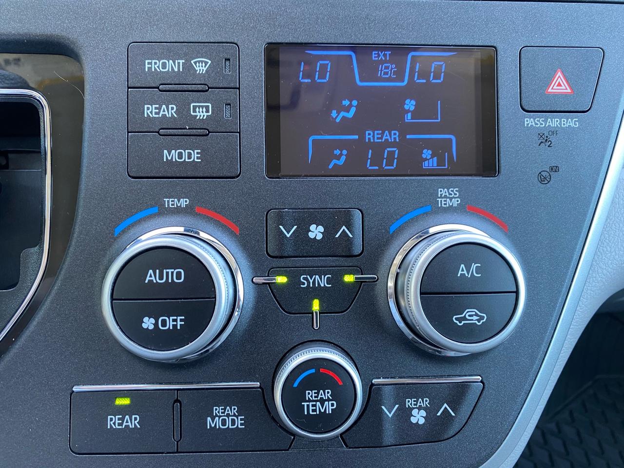 2020 Toyota Sienna LE 8-Passenger Photo