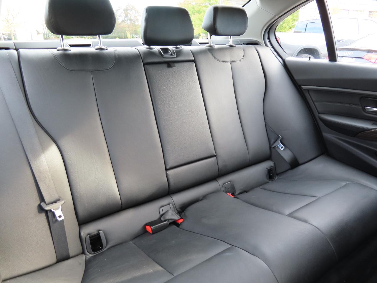 2013 BMW 3 Series 328i XDrive AWD - Navigation System - Leather !! Photo