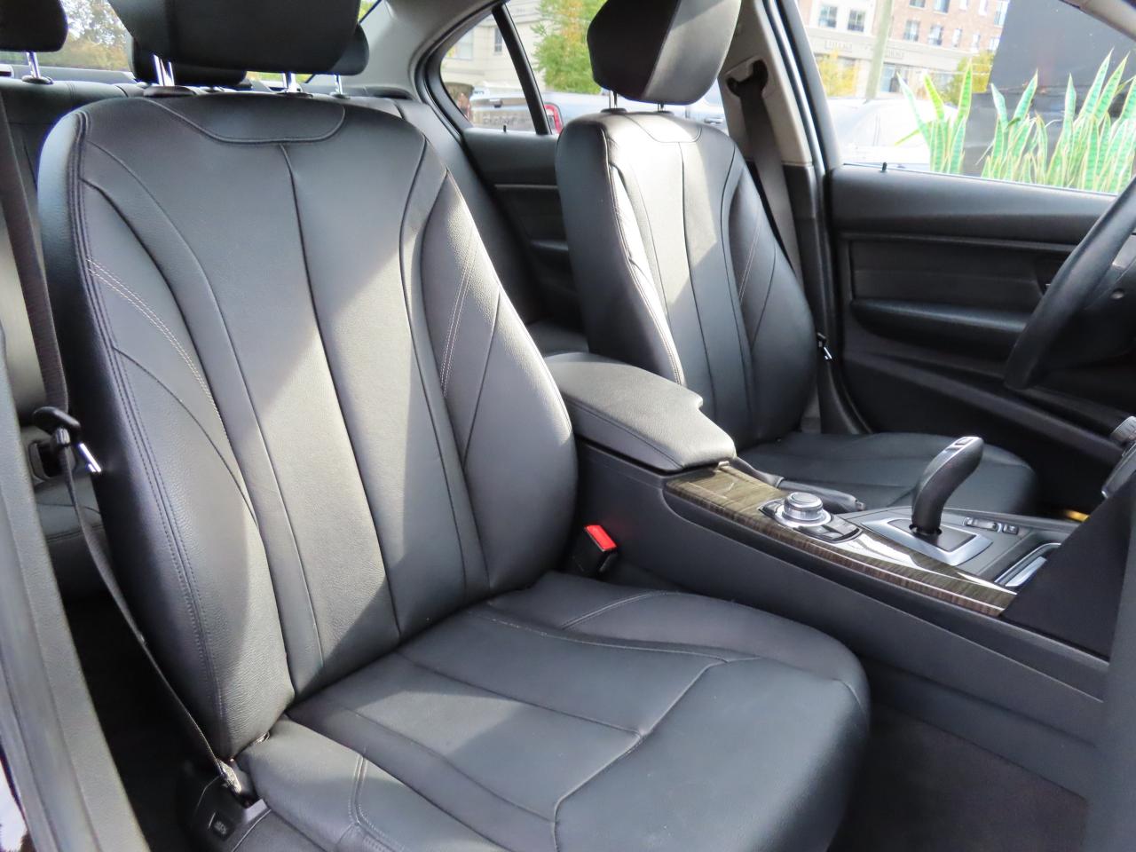 2013 BMW 3 Series 328i XDrive AWD - Navigation System - Leather !! Photo